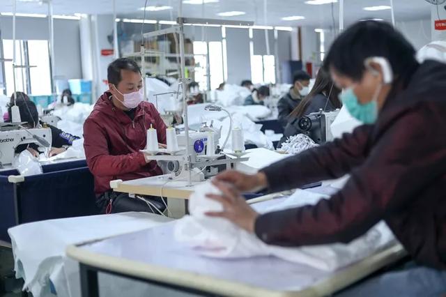 防護(hù)服緊缺？這家僅用了5天時(shí)間轉(zhuǎn)產(chǎn)防護(hù)服，日產(chǎn)量已達(dá)9000件
