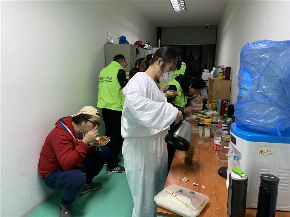 綠馬甲“浦東青年志愿者”，的一次晚班志愿服務(wù)