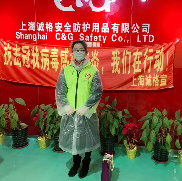 攜手戰(zhàn)“疫”，逆風(fēng)而上，上海志愿者助力抗疫防護(hù)服生產(chǎn)