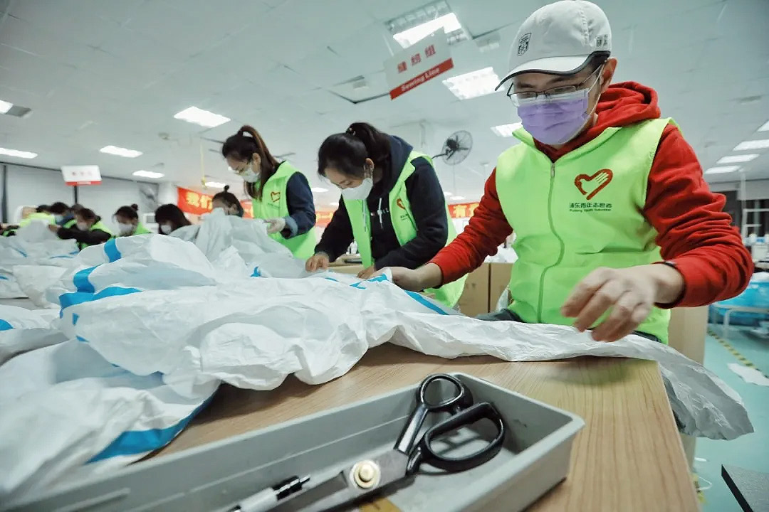 2.jpg這些“守護(hù)者”們?cè)谏虾Ｕ\(chéng)格干了件大事！——20天，750人次，經(jīng)手近4萬(wàn)件防護(hù)服！